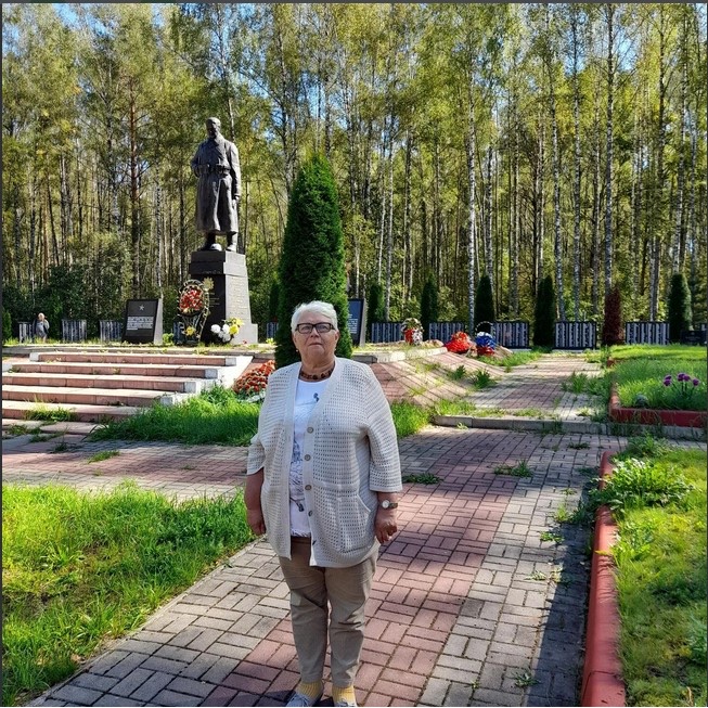 Нина Тиханова у мемориала «Гнездиловская высота»