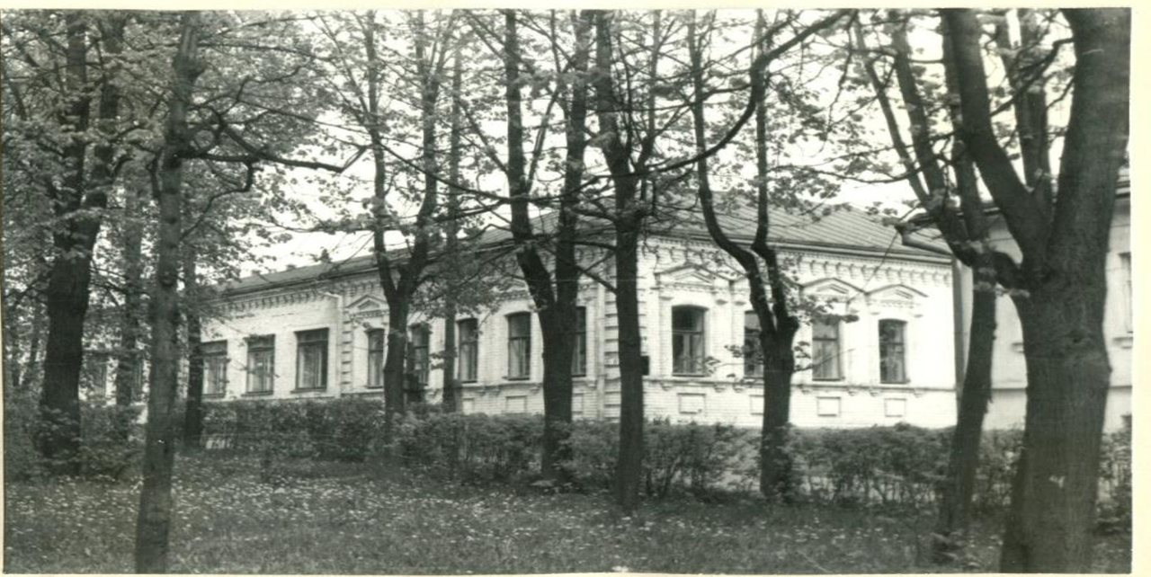 Здание бывшего женского училища, пл. Партизан, д. 9