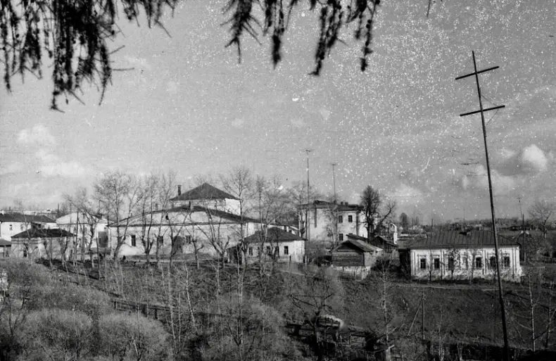 Вид с Городка на церковный комплекс. Слева направо на первом плане: Успенская часовня, Воскресенский собор, дом священника, богадельня Кармалина. 1960-е годы